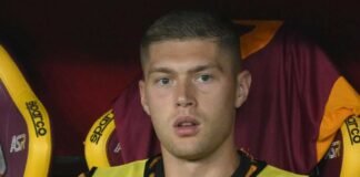 Artem Dovbyk sconsolato in panchina