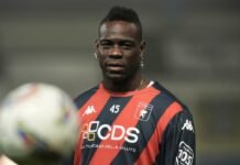 Follia in Serie A, torna lo svincolato Balotelli: la destinazione Mario Balotelli in maglia allenamento del Genoa