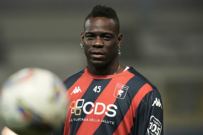 Mario Balotelli in maglia allenamento del Genoa