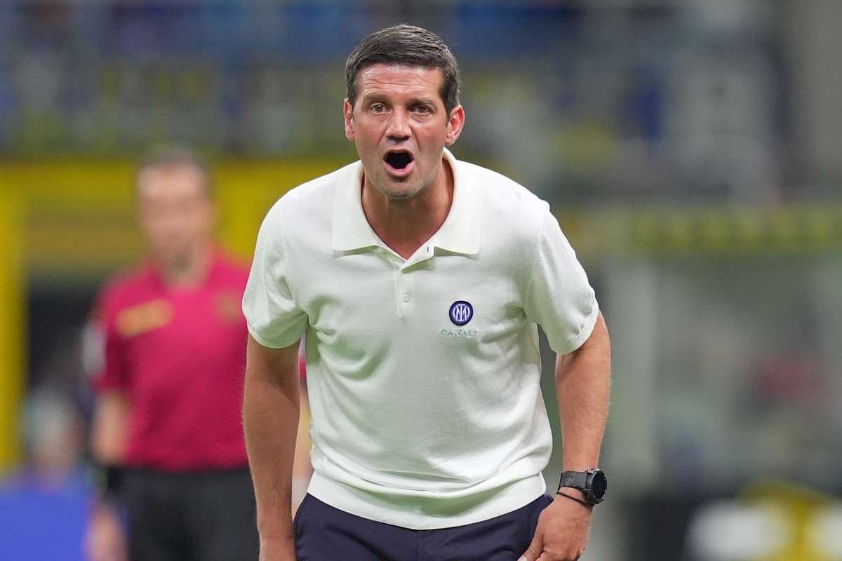 Cristian Chivu urla indicazioni ai suoi