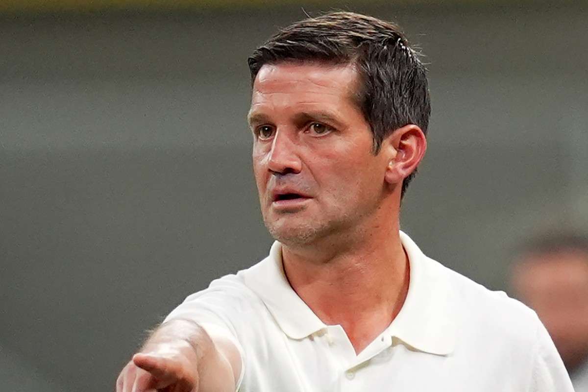 Cristian Chivu dà indicazioni ai suoi