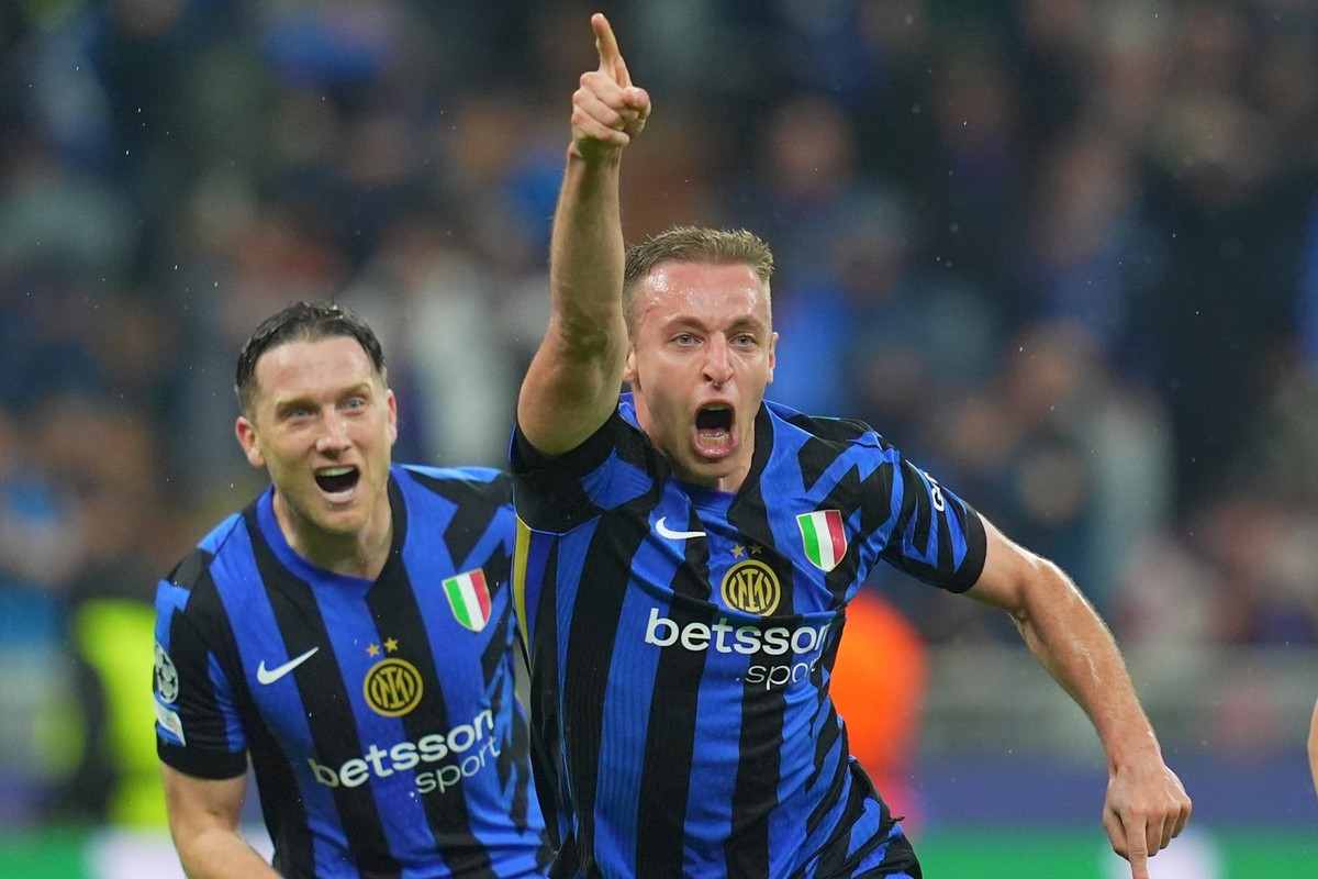 Davide Frattesi esulta dopo il gol al Barcellona