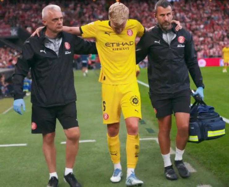 Donny van de Beek esce a braccia dal campo