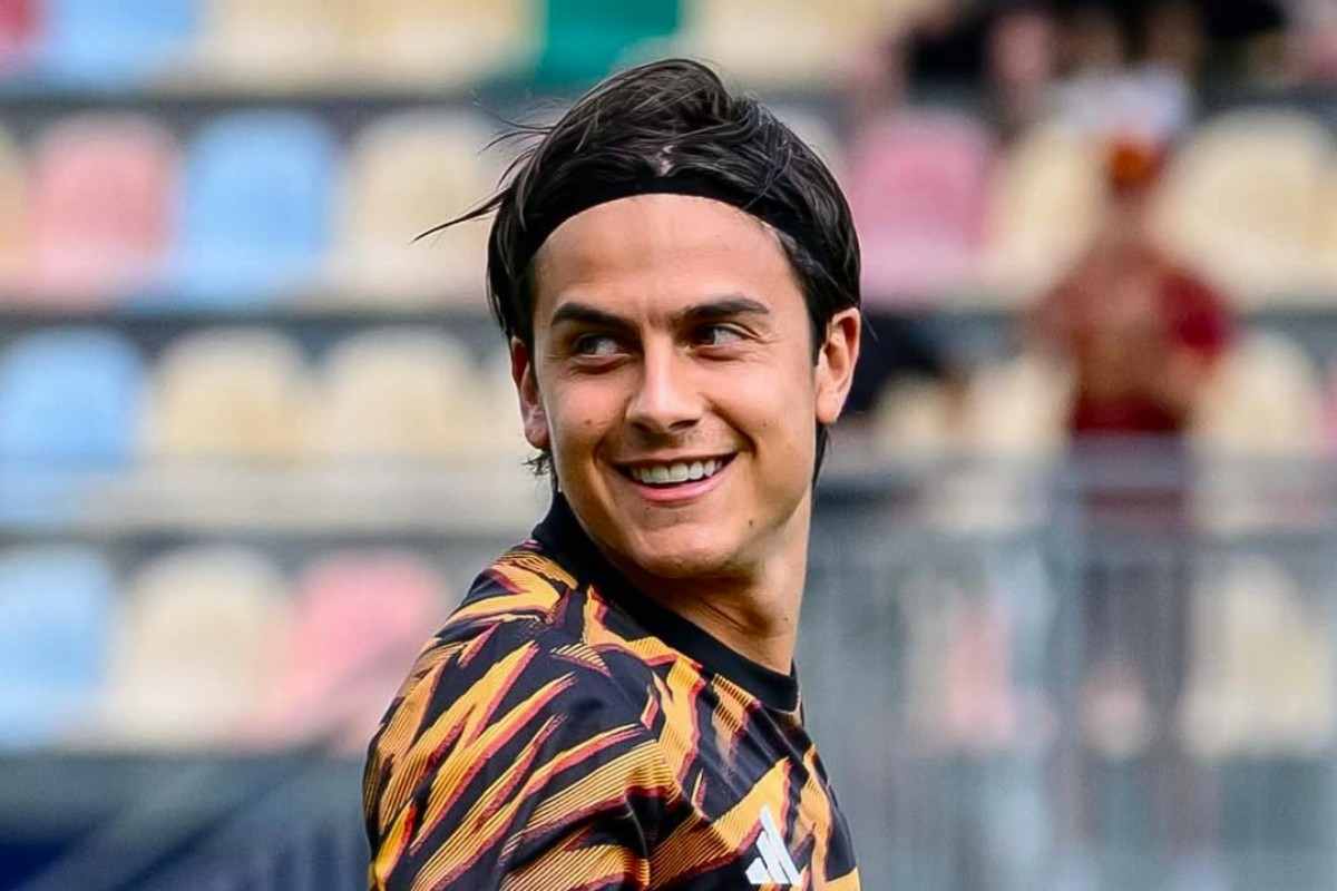 Paulo Dybala sorridente prima di Roma-Bologna