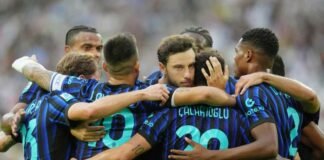 Giocatori dell'Inter esultano dopo un gol