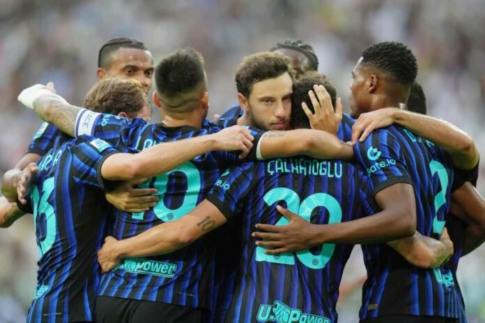 Giocatori dell'Inter esultano dopo un gol
