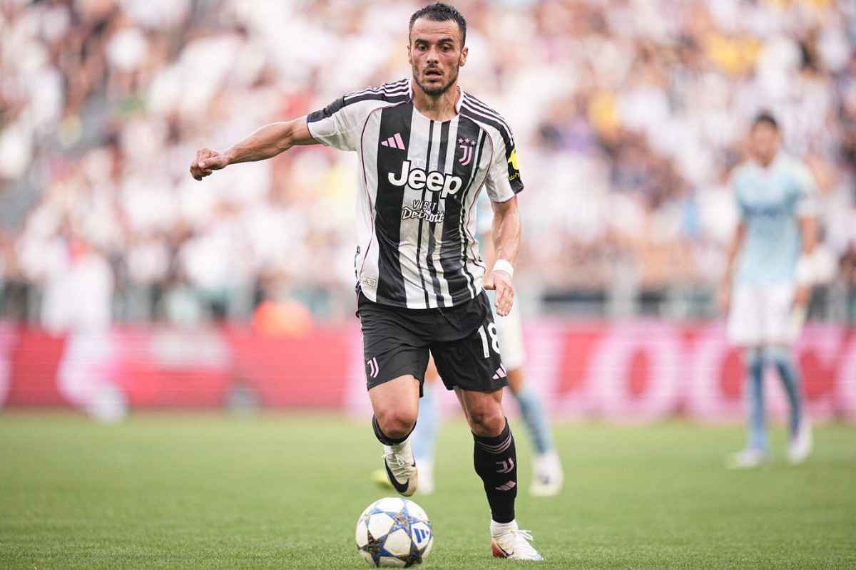 Filip Kostic in azione con la Juve