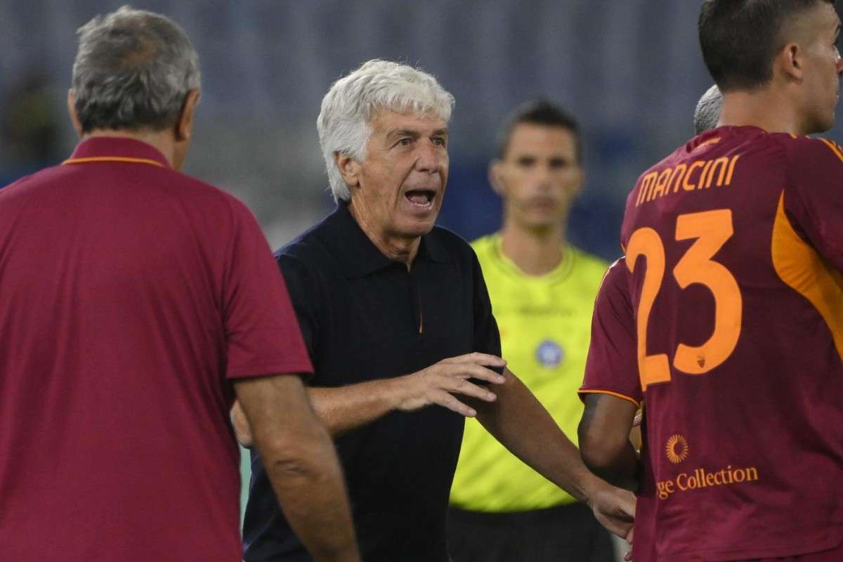 Gian Piero Gasperini dà indicazioni ai suoi