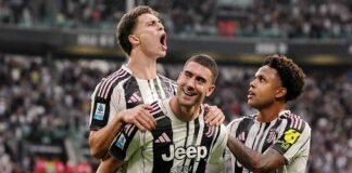 Giocatori della Juve festeggiano dopo un gol