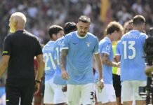 Giocatori della Lazio durante il derby