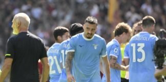 Moretti shock: “La Lazio rischia un campionato ‘di paura’, è ora di capirlo!” Giocatori della Lazio durante il derby