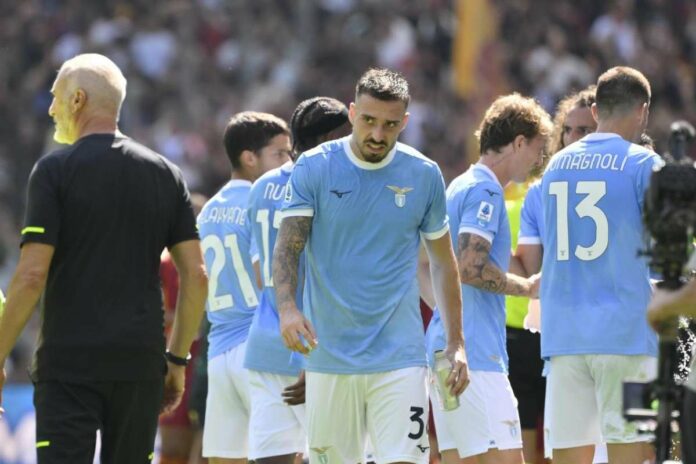 Giocatori della Lazio durante il derby