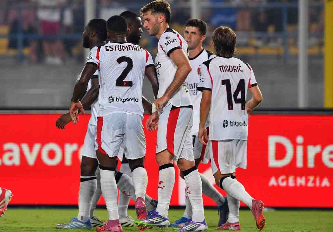 Giocatori del Milan festeggiano un gol a Lecce