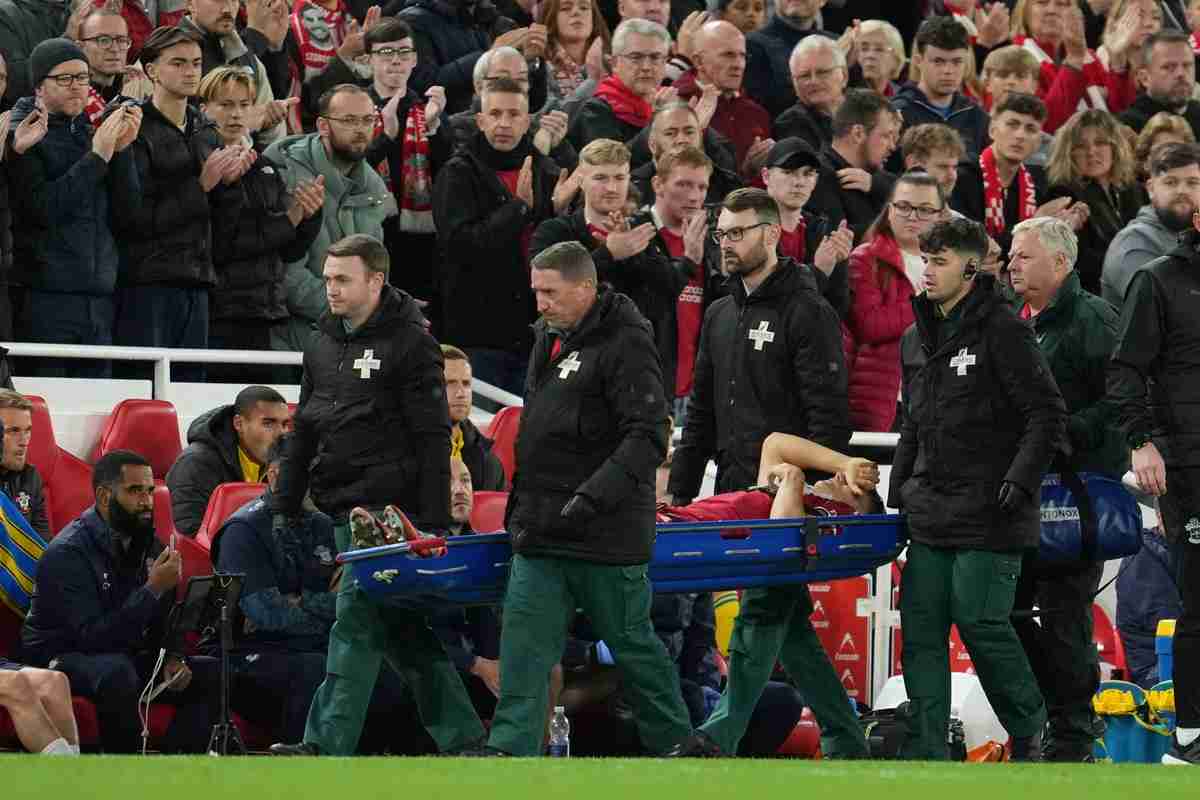 Giovanni Leoni esce in barella ad Anfield