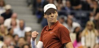 Jannik Sinner esulta dopo aver fatto un punto