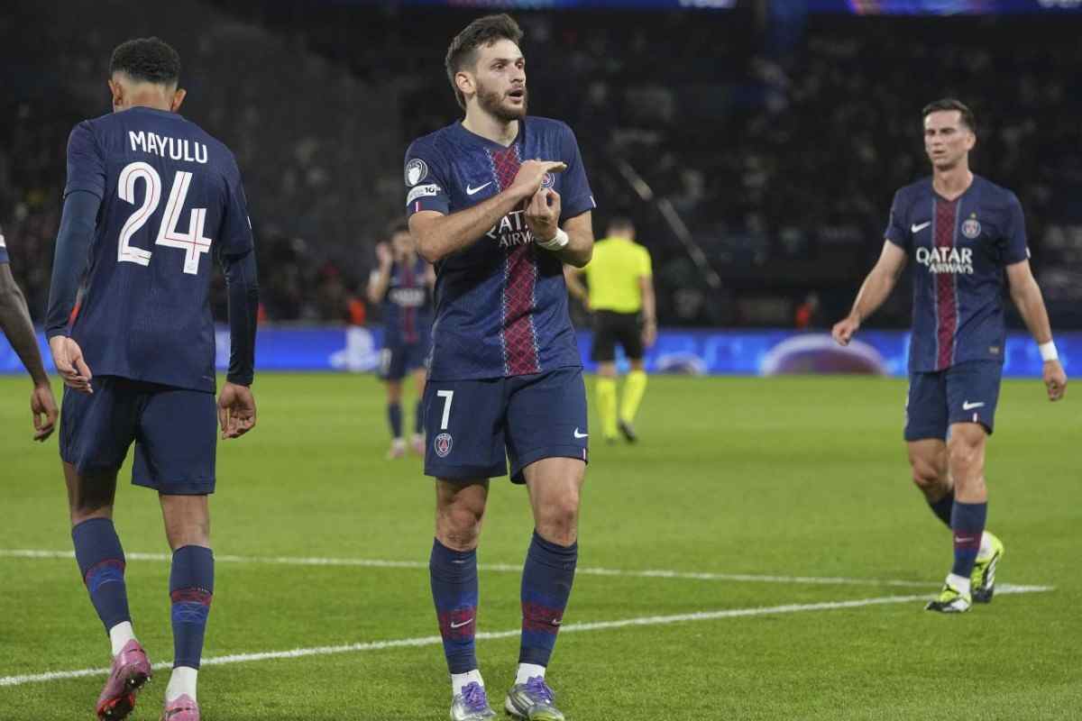 Khvicha Kvaratskhelia esulta dopo il gol all'Atalanta