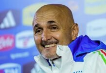 Luciano Spalletti sorridente in conferenza stampa