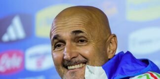 Luciano Spalletti sorridente in conferenza stampa