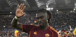 Manu Kone saluta i suoi tifosi