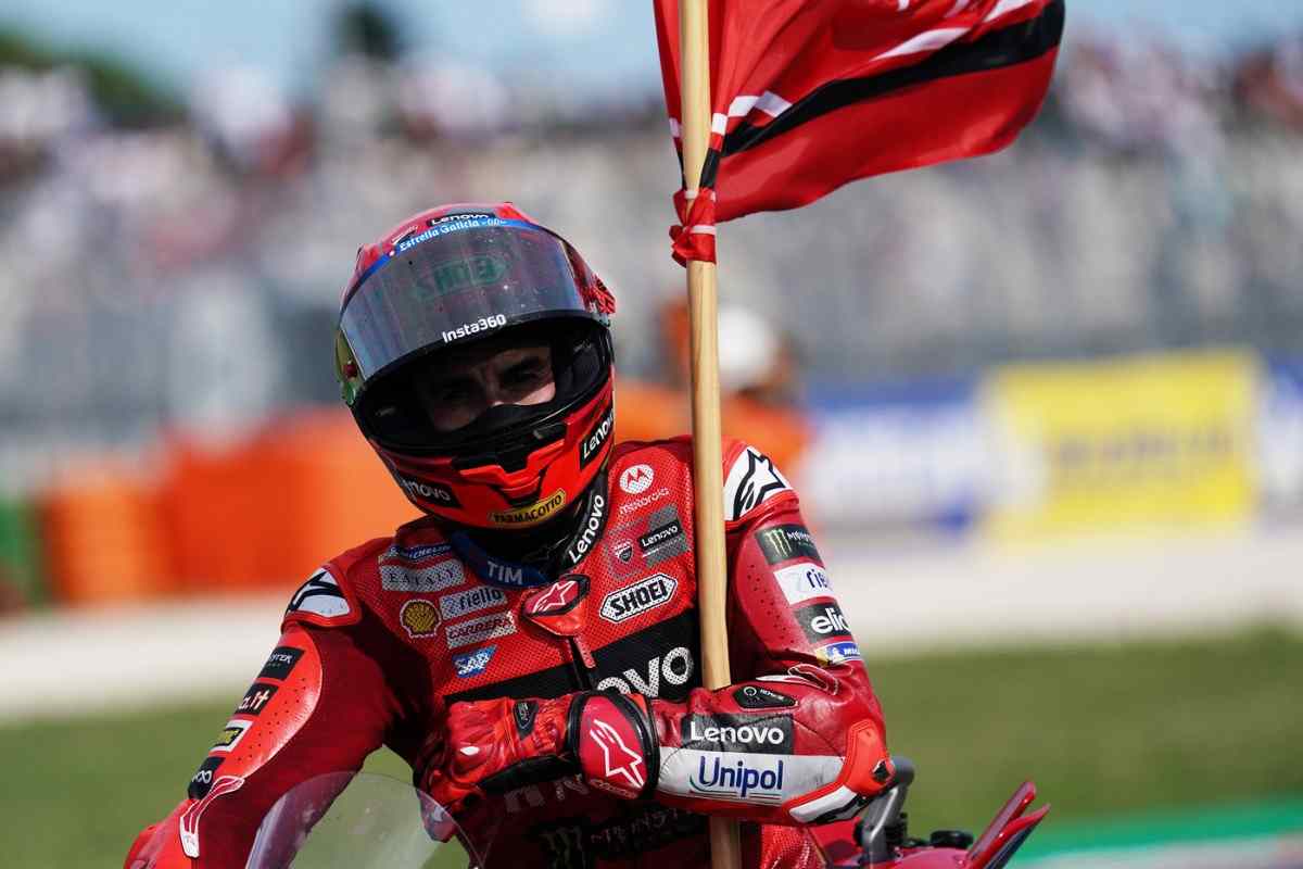 Marc Marquez sventola la bandiera Ducati in pista