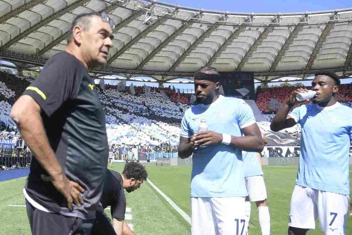 Maurizio Sarri a colloquio coi suoi in un cooling break