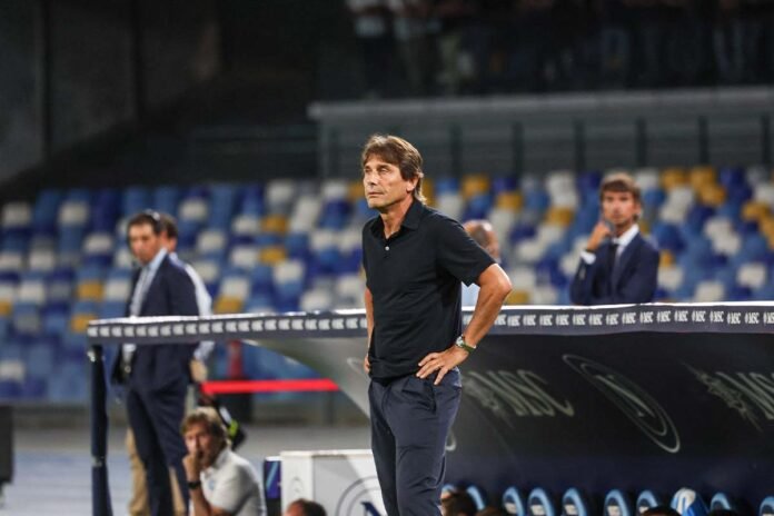 Tripletta con brivido al Pisa e delusione europea archiviata: il Napoli fugge a punteggio pieno Antonio Conte, allenatore del Napoli