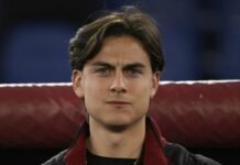 Clamoroso Dybala, l’epilogo è impressionante: quasi nessuno ci crede Paulo Dybala concentrato a bordo campo