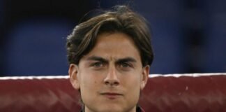 Clamoroso Dybala, l’epilogo è impressionante: quasi nessuno ci crede Paulo Dybala concentrato a bordo campo