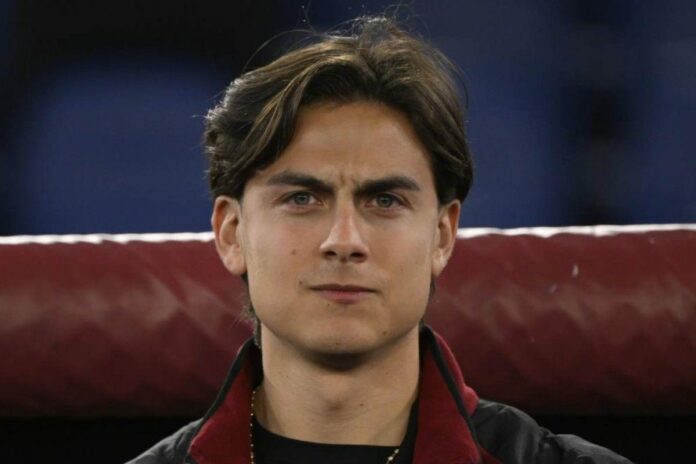 Paulo Dybala concentrato a bordo campo