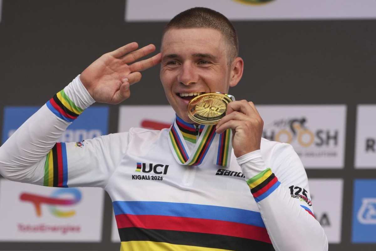 Remco Evenepoel festeggia con la medaglia d'oro della crono mondiale