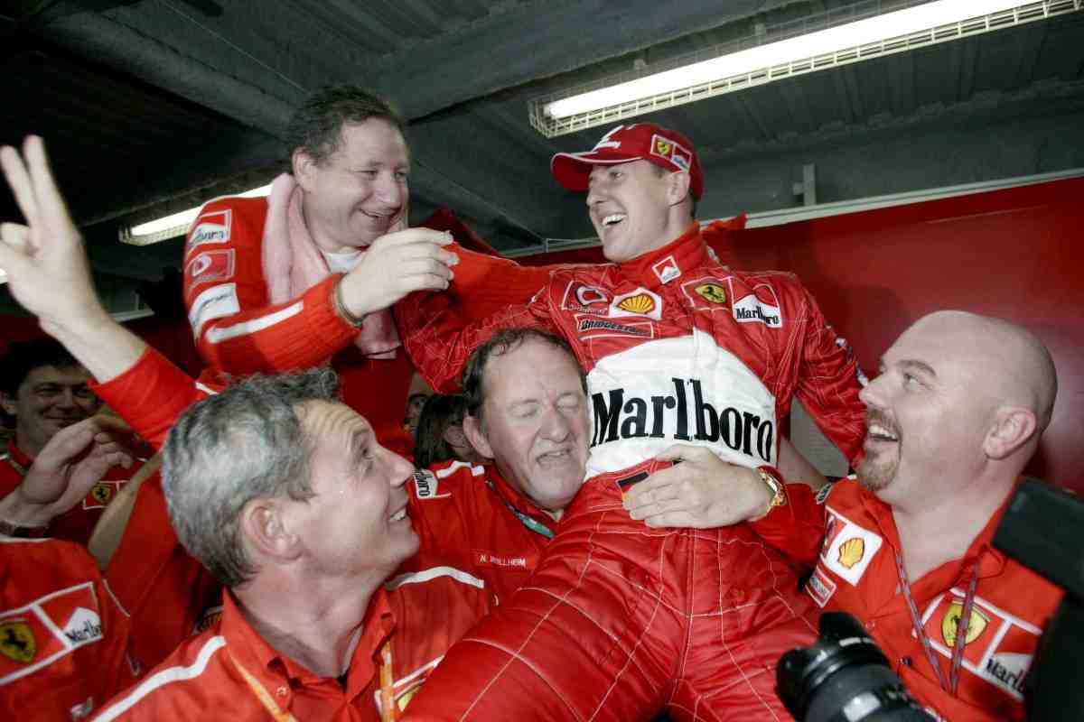 Michael Schumacher portato in trionfo nel suo box
