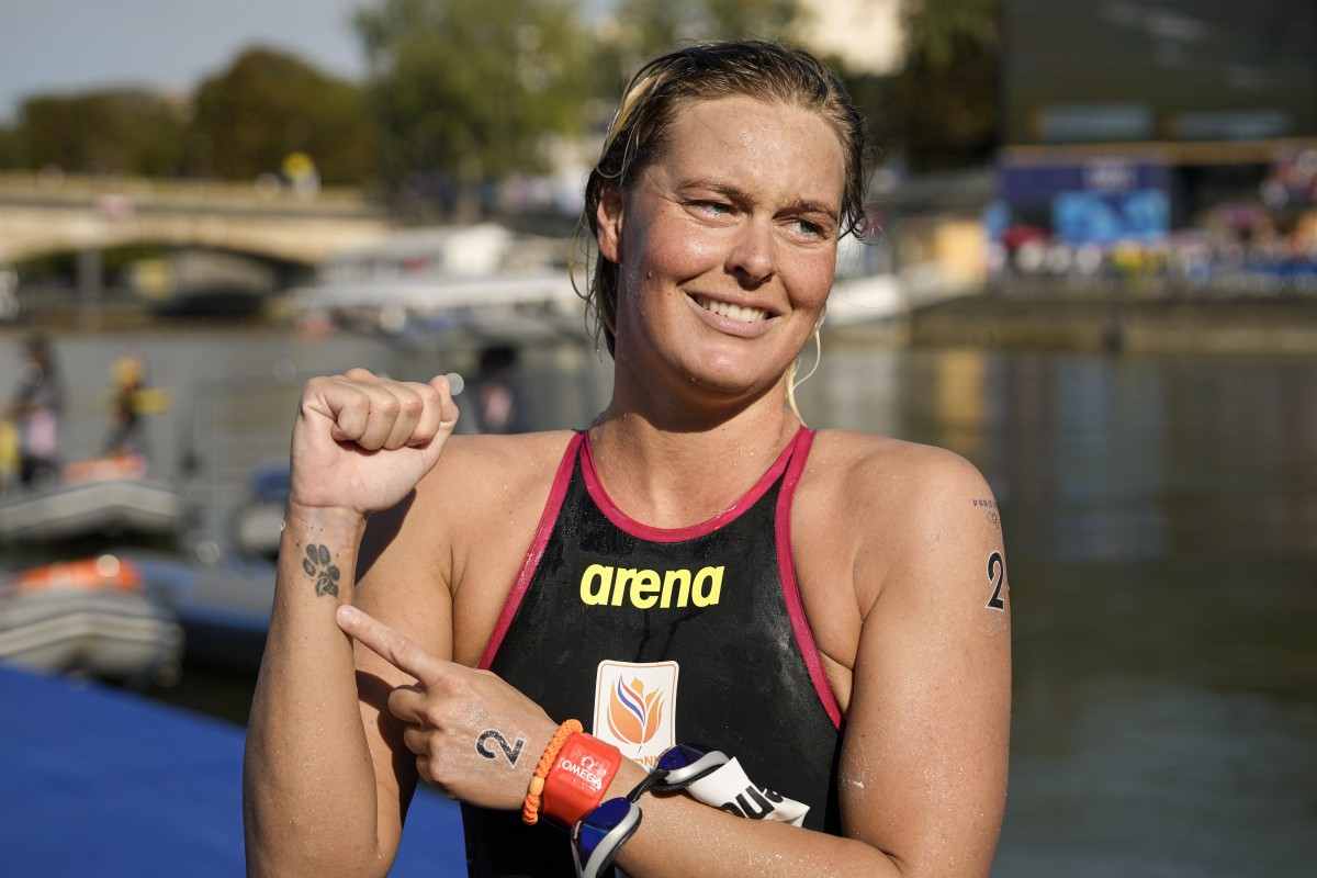 Sharon van Rouwendaal felice dopo l'oro Olimpico