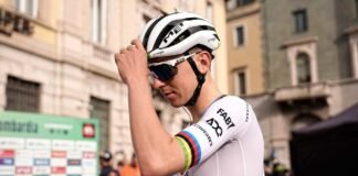 Tadej Pogacar concentrato prima di una corsa