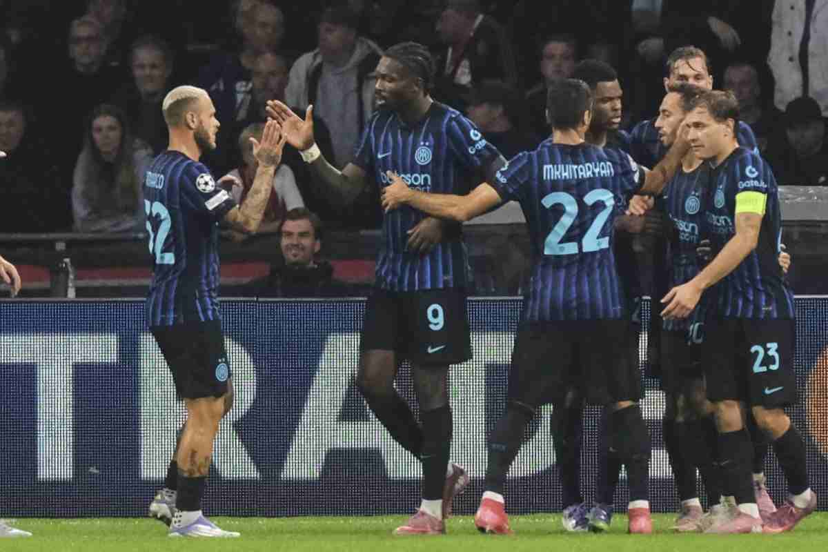 Marcus Thuram festeggiato dopo uno dei due gol all'Ajax