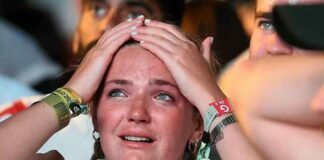 Tifosa in lacrime dopo aver appreso la notizia