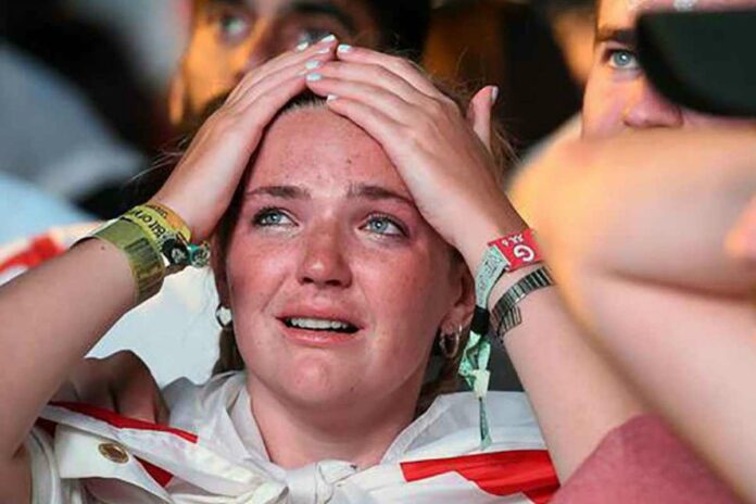 Addio improvviso a 31 anni, lo sport perde una leggenda assoluta Tifosa in lacrime dopo aver appreso la notizia