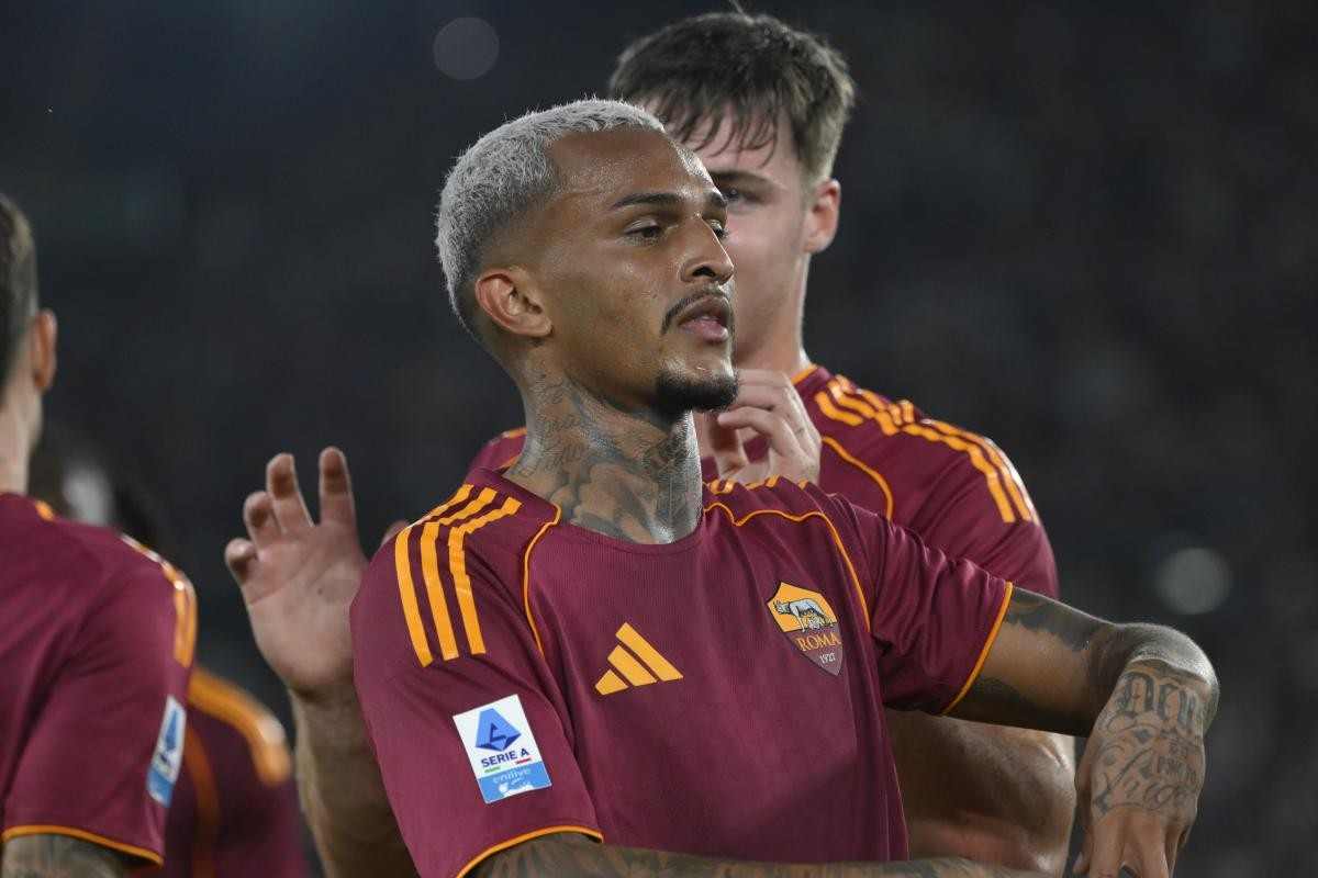 Wesley esulta dopo il gol al Bologna