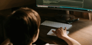 L’isolamento dei nativi digitali, la psicologa Maria Rita Parsi in diretta: “La famiglia da sola non basta più” Nativi digitali