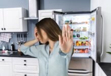 donna che dice no e frigorifero in cucina aperto