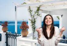 casa al mare e donna felice