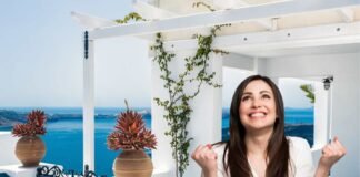 casa al mare e donna felice