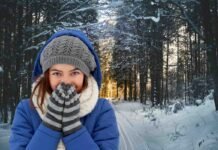 donna con guanti nella neve