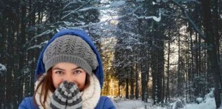 donna con guanti nella neve