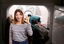 donna che fa ok e alle spalle un'asciugatrice