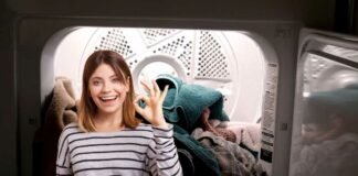 donna che fa ok e alle spalle un'asciugatrice