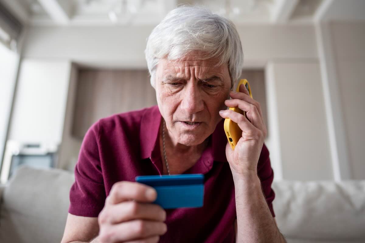 uomo con smartphone e carta 