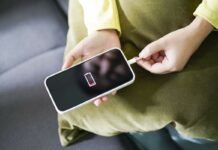 donna che mette smartphone sotto carica