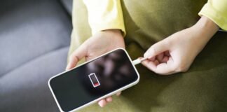 donna che mette smartphone sotto carica