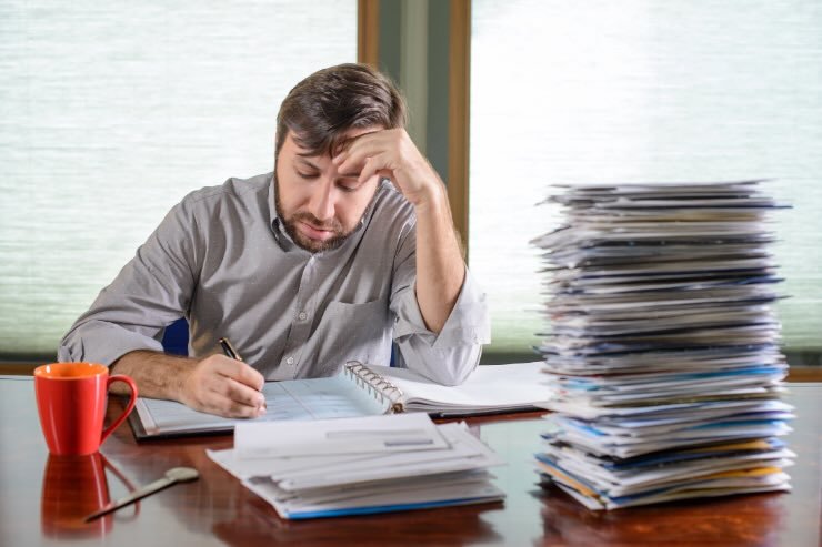 uomo preoccupato bollette