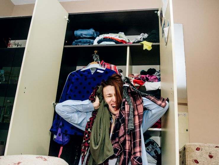 donna disperata dal disordine nell'armadio
